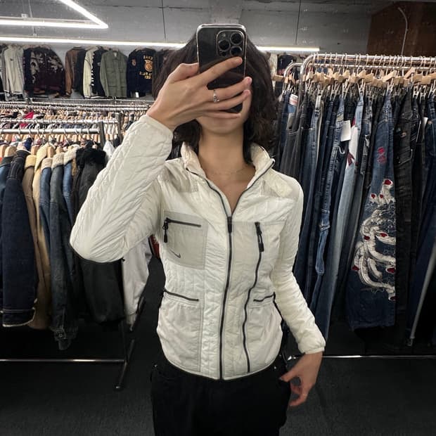 S)나이키 여성 퀼팅 포켓 디테일 아이보리 경량패딩