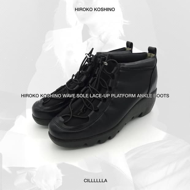 [235] HIROKO KOSHINO 웨이브솔 레이스업 플랫폼 앵클 부츠