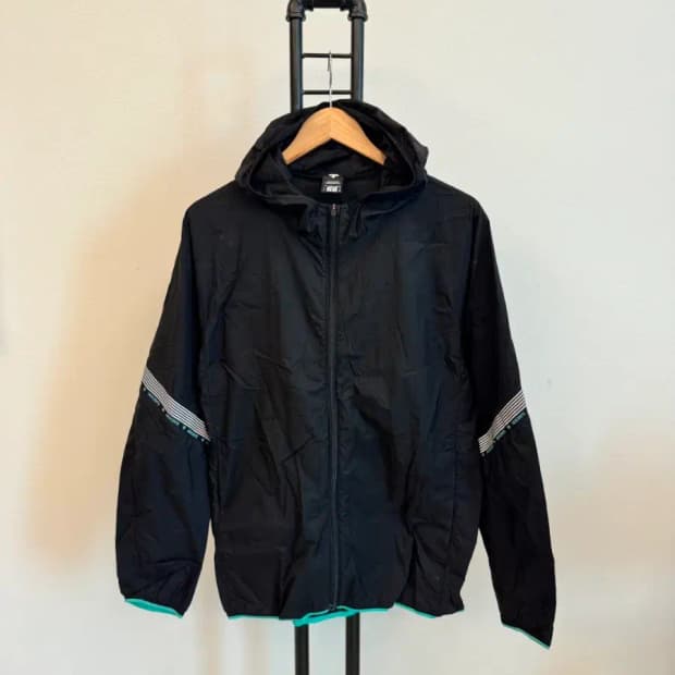 데상트 남성 블랙 홑겹 바람막이 95사이즈