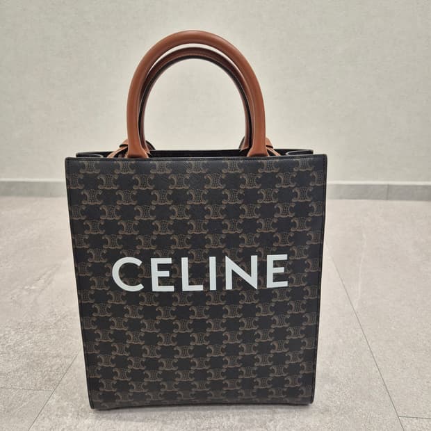 셀린느 버티컬 카바스 트리옹프 스몰 크로스백 가죽신품급