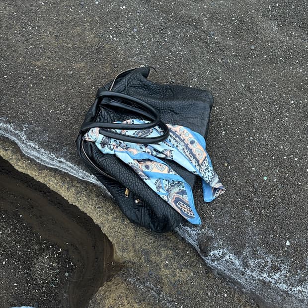 생로랑 이지백 라지 페블레더 블랙 고트스킨