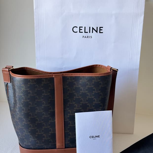 셀린느 트리오페 캔버스 카프스킨 버킷백 미듐 탄