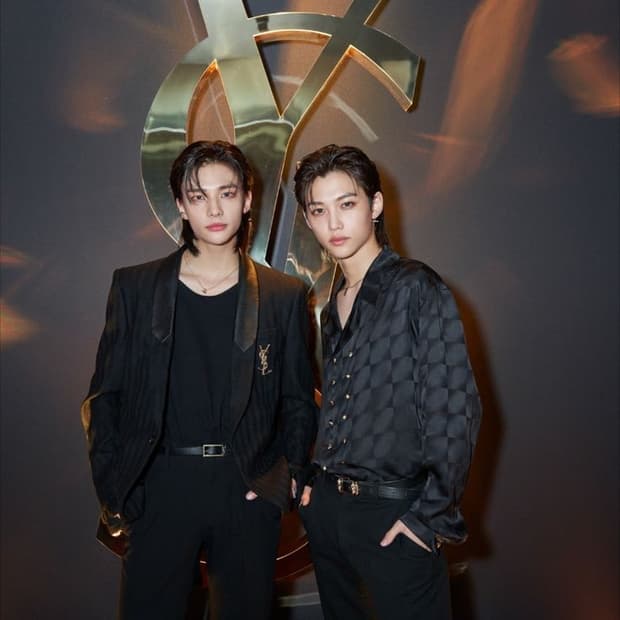 [스키즈 필릭스님 착용] 생로랑 22AW 자카드 금장 버튼 셔츠