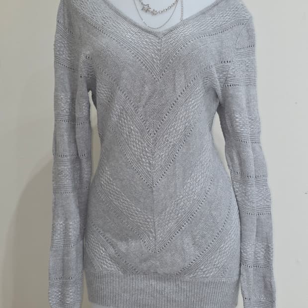 일본빈티지)y2k실버그레이 글리터 오네갸루 v넥 롱슬리브 로맨틱 딱붙니트