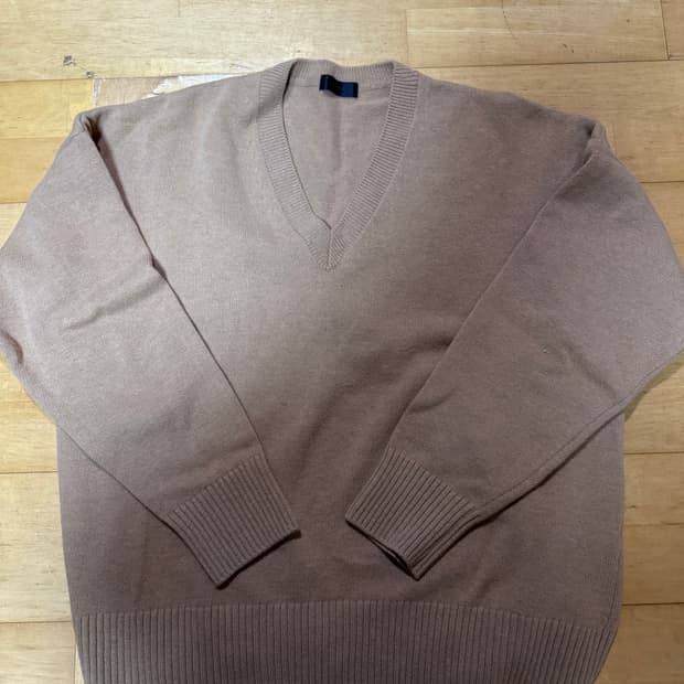 모마디자인 베이지 브이넥 니트 48