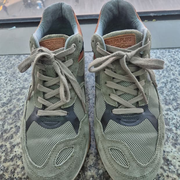 나파피리 스니커즈 42 265~270 판매합니다 
단시간 착용하고 보관만