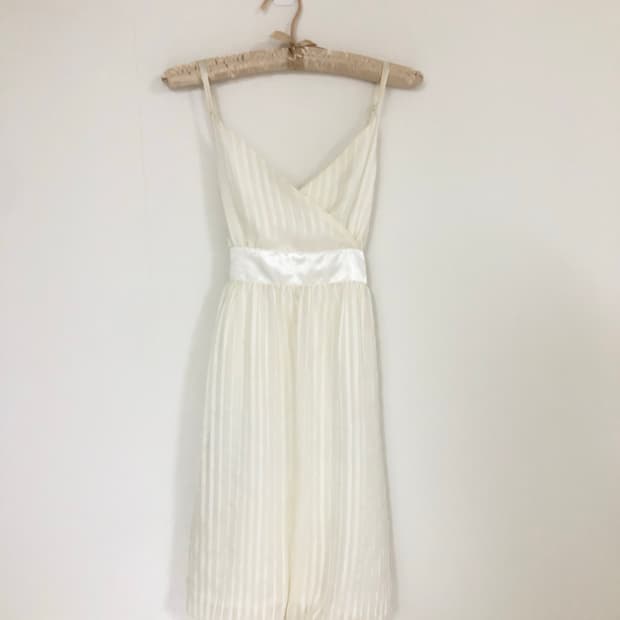 화이트 벌룬핏 미니 뷔스티에 리본 원피스