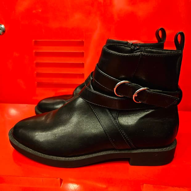 ASOS 스트렙 밴딩 앵클부츠

38size(235-240)