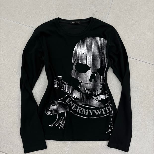 스컬 큐빅 프린팅 롱슬리브