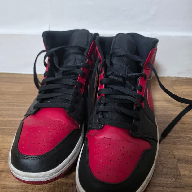 나이키 에어 조던 1 하이 블랙/레드 us10 사이즈 팝니다