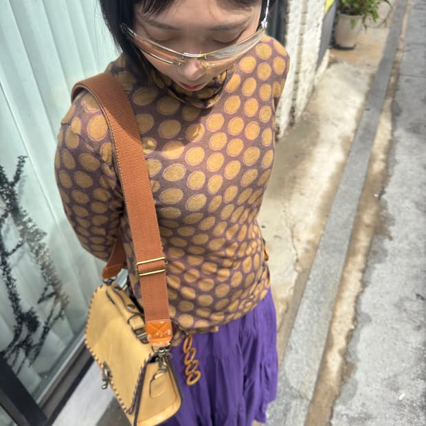 핑거 도트 터틀넥