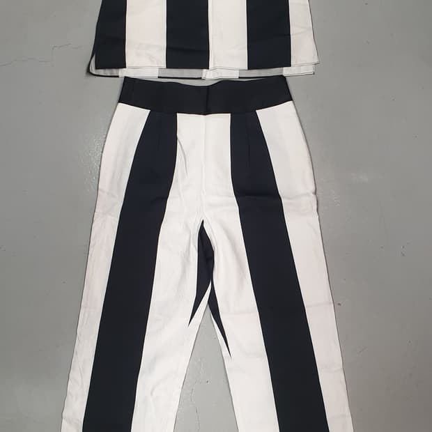 DINT 스트라이프 상의 + Van Nzil 하의 M