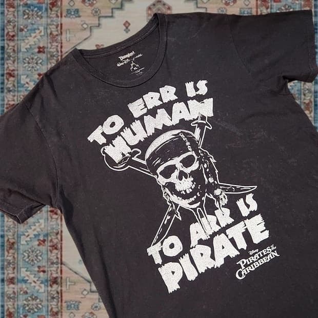 디즈니 캐리비안의 해적 "TO ARR IS PIRATE" 해골 반팔티