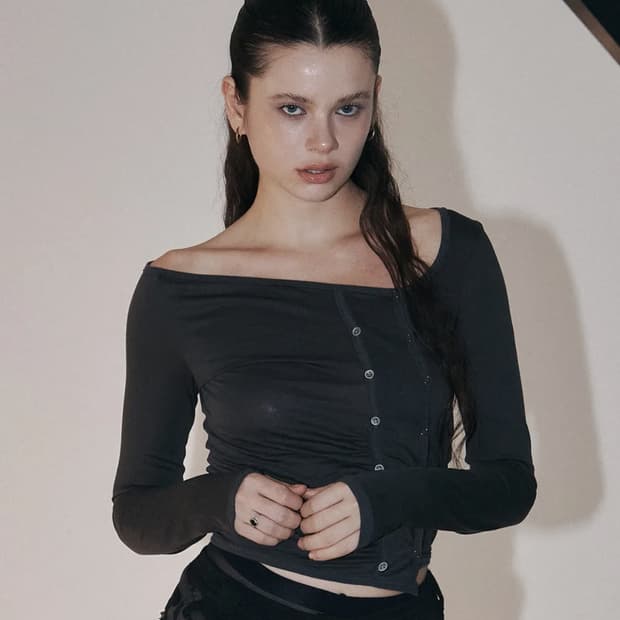 새상품) 플리즈노팔로우 플노팔 Dulce 언발 버튼 롱슬리브 탑 차콜