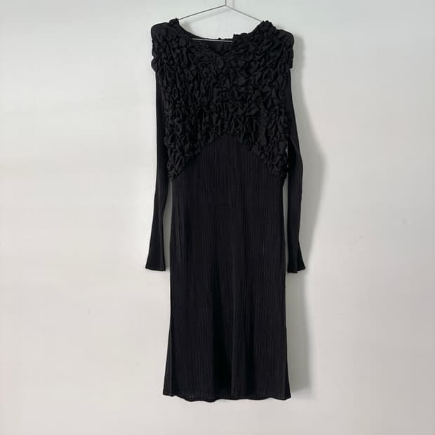 Flower detailed pleats ops / black