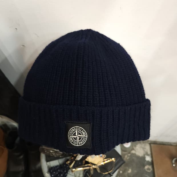 스톤아일랜드 자수로고 울 니트 비니

