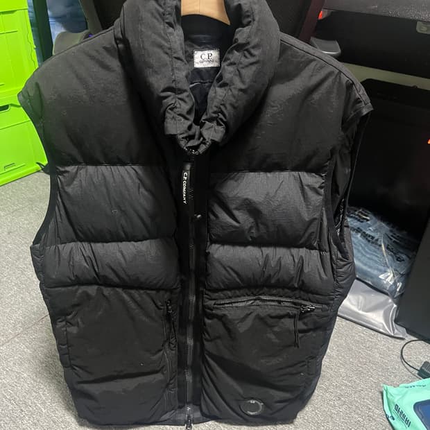 Cp컴퍼니 구스다운 패딩 조끼 52사이즈 정품