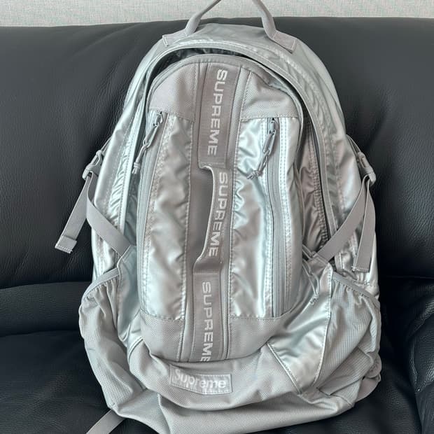 슈프림 22fw 백팩 실버컬러 상태 굿