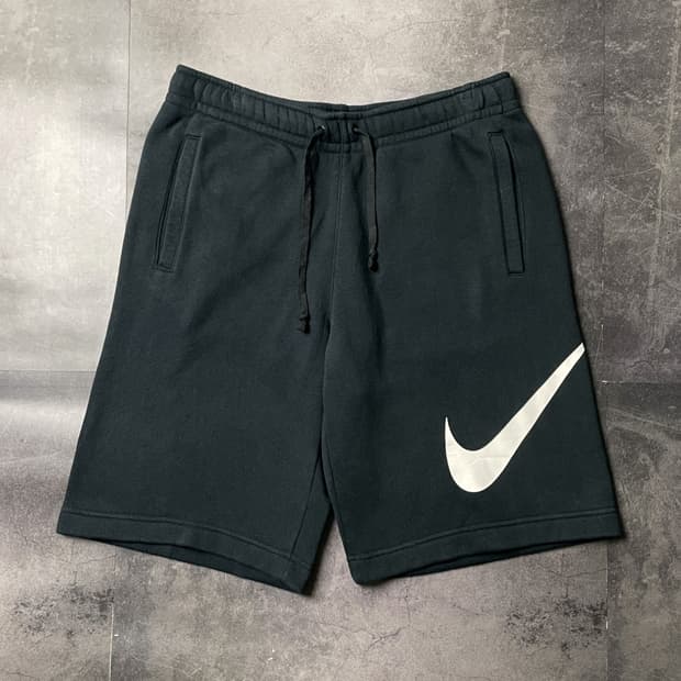 NIKE 나이키 블랙 스우시그래픽 스웨트 하프팬츠 A01308