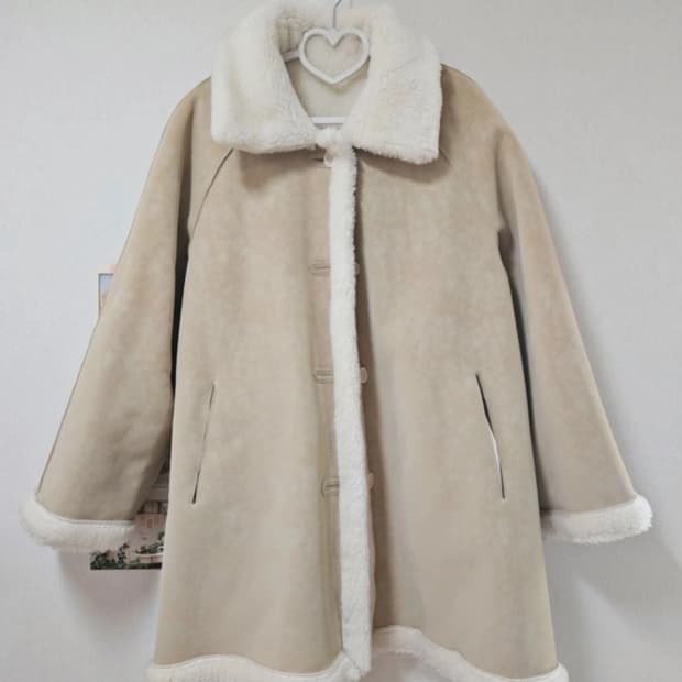 [새상품] 엣모먼텀 리버시블 무스탕 뽀글이 퍼코트 연우