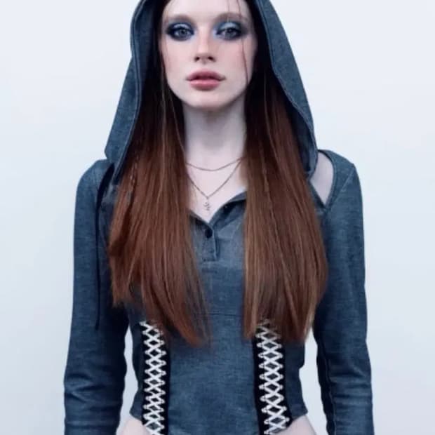 힐다 코르셋 후디 티