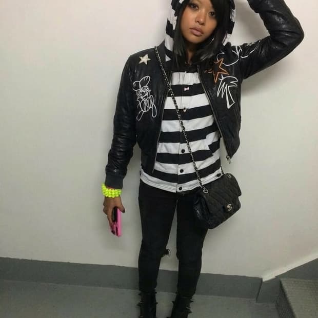 Skoloct  여성 크롭 페인티드 귀요미 양가죽자켓