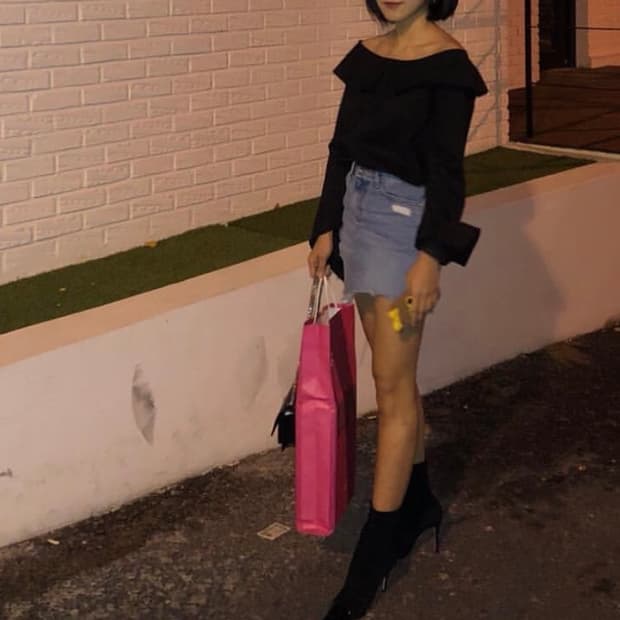 아레스엠 블랙 오프숄더 셔츠