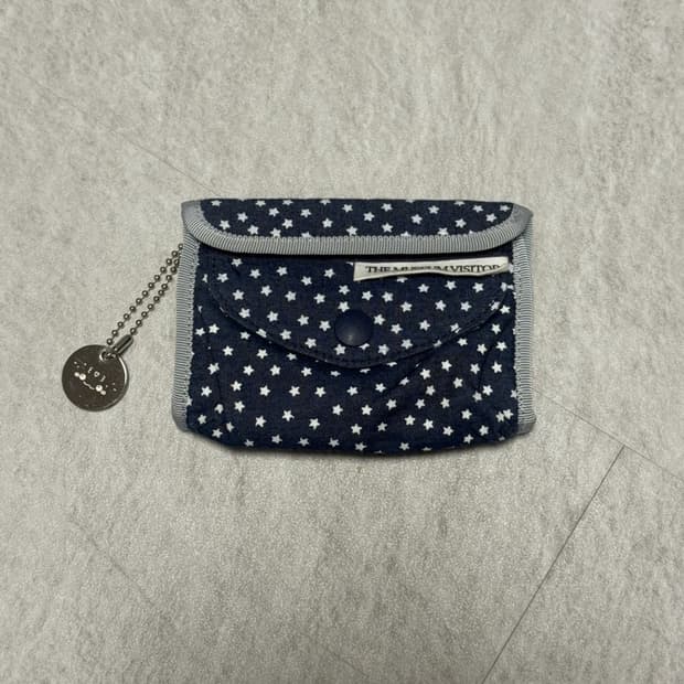 더뮤지엄비지터 지갑