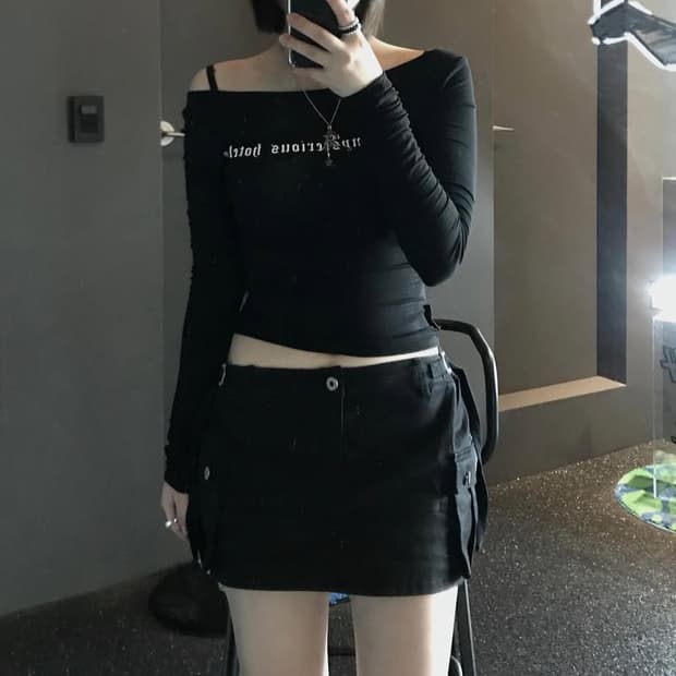 더미스테리어스호텔 보트넥 롱슬리브 블랙