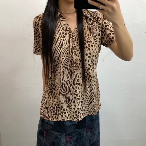 호피 반팔 카라티