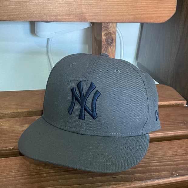 뉴에라 뉴욕 양키스 그라파이트 8( 63.5cm )