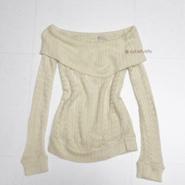 리즈리사 코리락쿠마깔 오프숄더니트