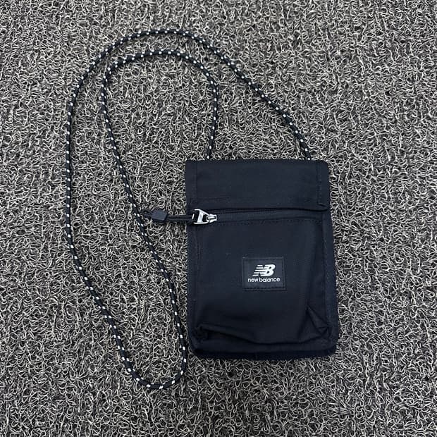 뉴발란스 미니 크로스백 가방 블랙