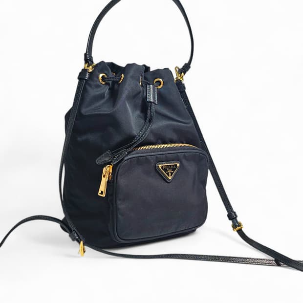 프라다 삼각로고 리나일론 버킷백 블랙