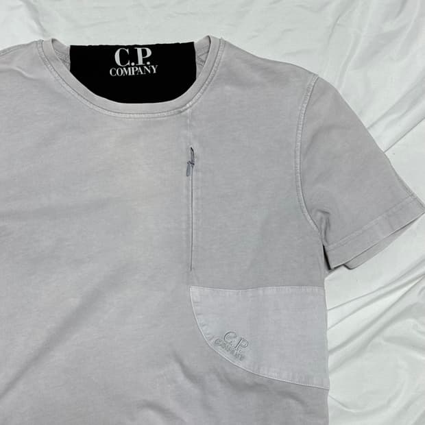 CP COMPANY 라이트 그레이 티셔츠