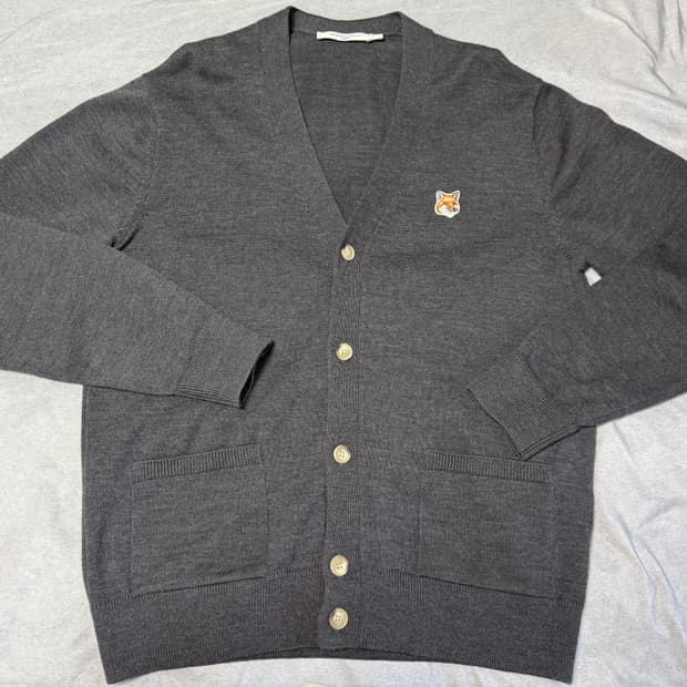 메종 키츠네 폭스 헤드 가디건 차콜 L사이즈 GU00542KT1036