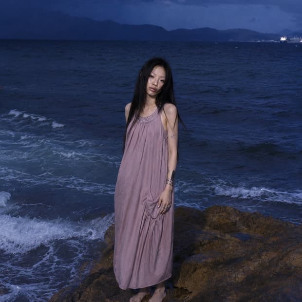 추신. 꽤 오래 버텼어, 우리: 연보라 원피스