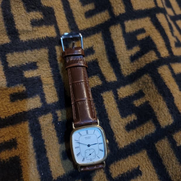 세이코 사각 금장 쿼츠 시계