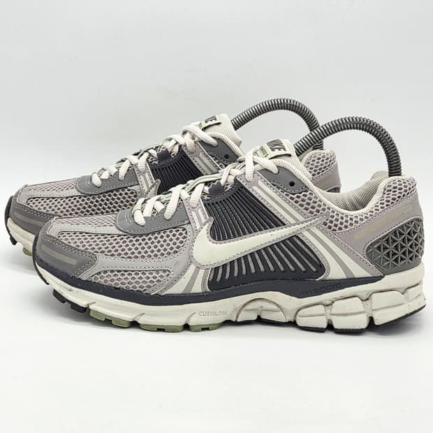 나이키 우먼스 줌 보메로5 코블스톤 앤 플랫 퓨터 (255) 