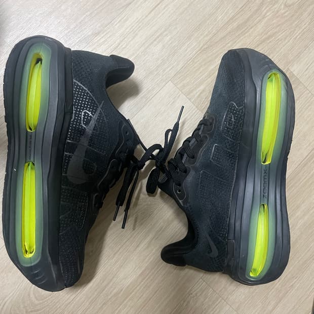 나이키 보메로 프리미엄 235사이즈