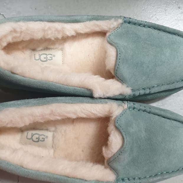 UGG 여성 모카신 앤슬리민트 240