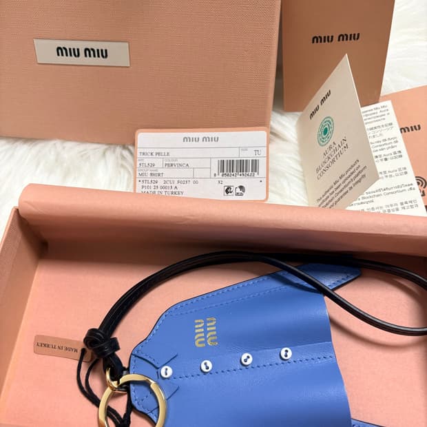 miumiu미우미우 레더 셔츠 블루 참 키링