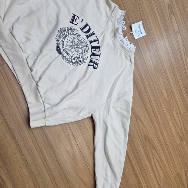 OZOC 아이보리 맨투맨 Free 사이즈입니다. 목 부분에 레이스 장식이