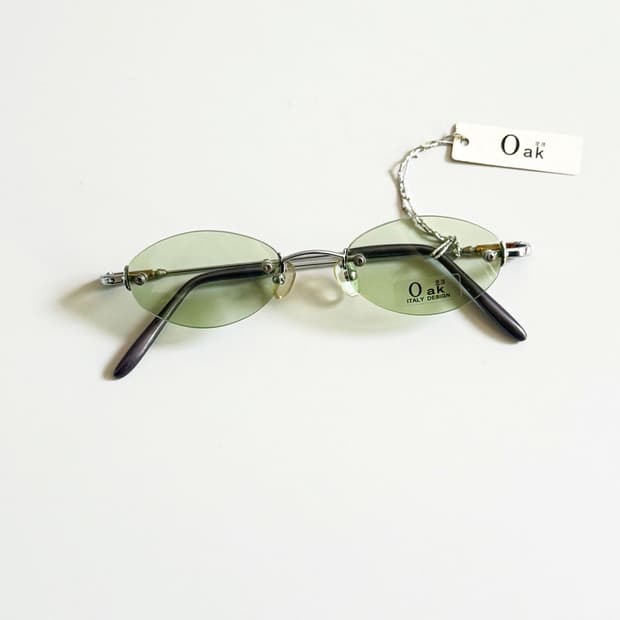 OAK 무테 오벌 메탈 프레임 빈티지 틴트 안경
