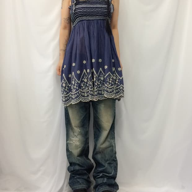 Embroidery point sleeveless one piece