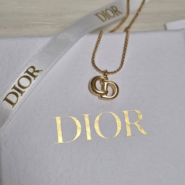 (풀박스) 디올 CD 목걸이 예리 목걸이 팔아요