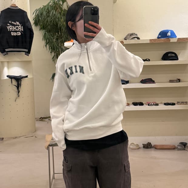 나이키 스몰로고 화이트 반집업 맨투맨 U351