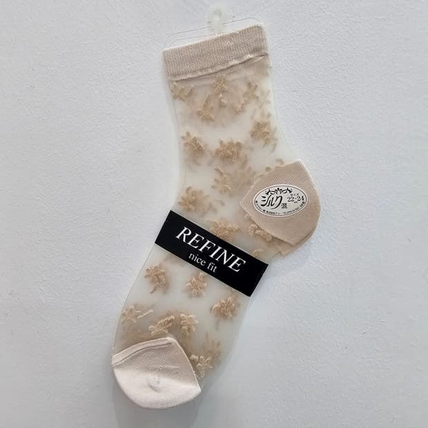 REFINE 실크혼방 플라워 베이지 시스루 삭스 