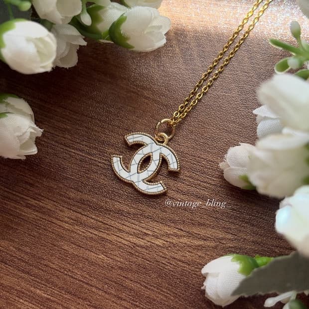 샤넬 퀼팅 로고 화이트 목걸이