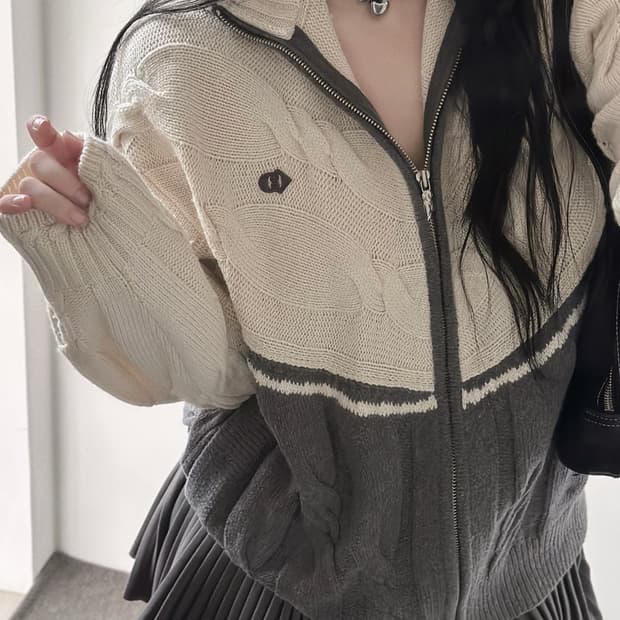 럭키 슈에뜨 25SS 아이보리 배색 케이블 니트집업 